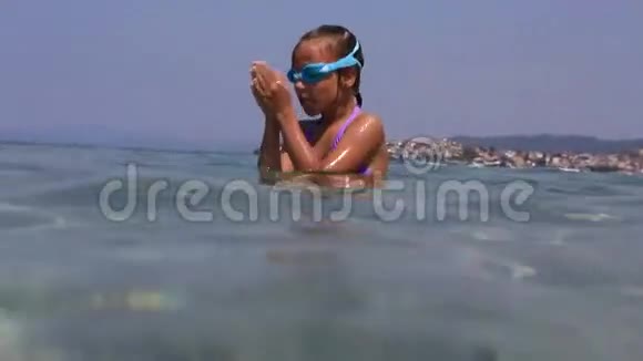 小女孩在爱琴海游泳视频的预览图