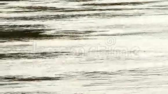 日落时分一艘拖网渔船在河中驾驶机动船和拖网视频的预览图