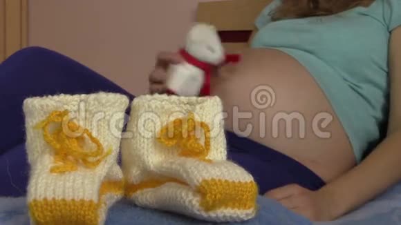 给婴儿和孕妇穿的羊毛鞋女孩玩猫玩具视频的预览图
