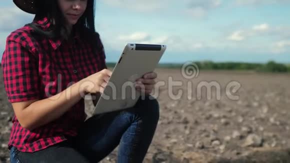 智慧生态是一种收获农业的耕作理念女农民用数字平板电脑研究生活方式中的泥土视频的预览图