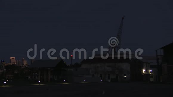 夜间拍摄的建筑物视频的预览图
