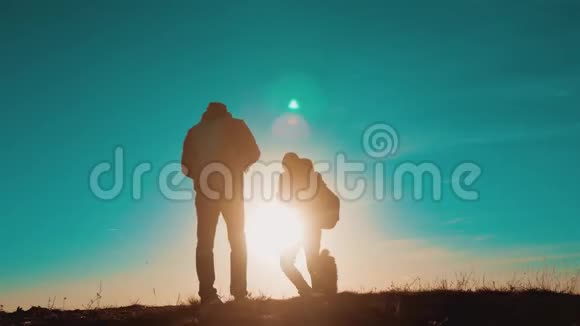 团队合作智能手机导航两名游客徒步旅行者在日落时带着背包去徒步旅行徒步旅行者冒险视频的预览图