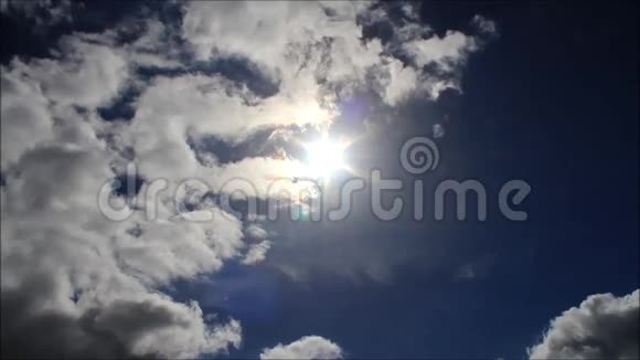 太阳在蓝天的云彩中闪耀视频的预览图