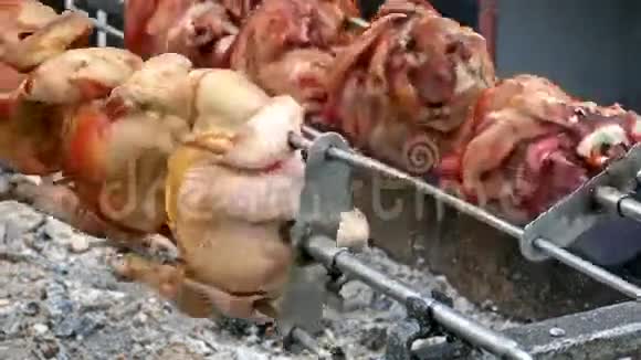 一排排鸡和猪圈在烤架上做饭4K1视频的预览图
