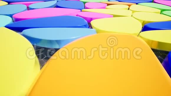 彩色塑料片在水上视频的预览图