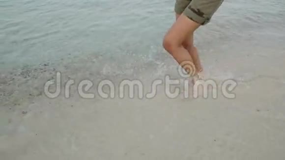 日出时光着脚在沙滩上奔跑的女人视频的预览图