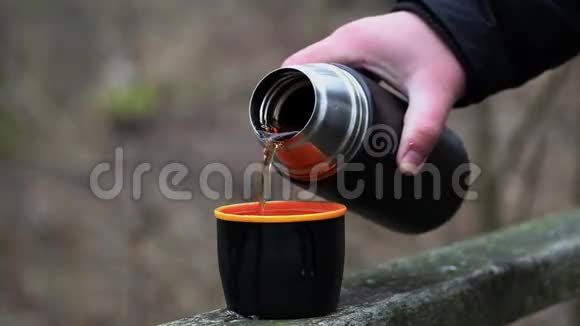 男人从热水瓶里倒茶视频的预览图