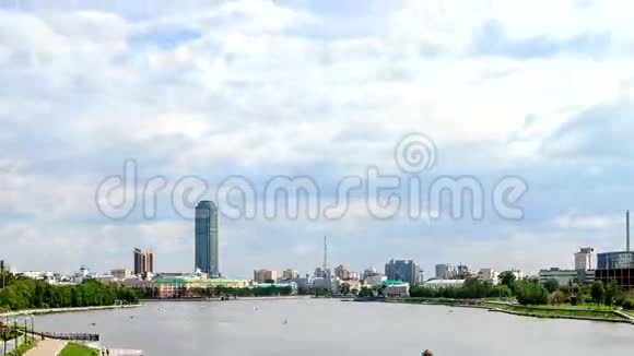 中央池塘在摩天大楼周围俄罗斯埃卡捷琳视频的预览图