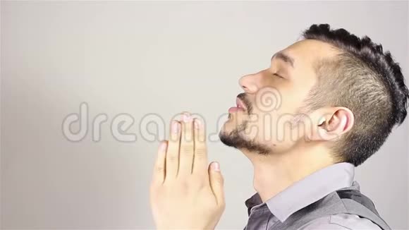 小胡子的人在祈祷请求上帝的帮助视频的预览图