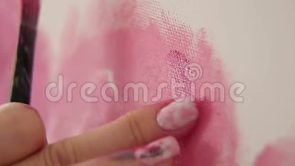 特写女孩在画布上画一个手指艺术视频的预览图