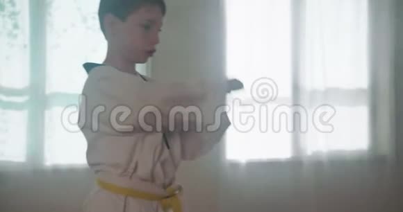 一个小男孩练习武术的慢镜头视频的预览图