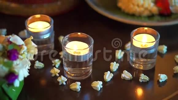 泰国温泉配件设置蜡烛和草药视频视频的预览图