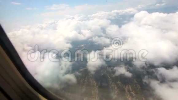 从飞机窗口观看从飞机窗口看到美丽的雪白的云彩视频的预览图