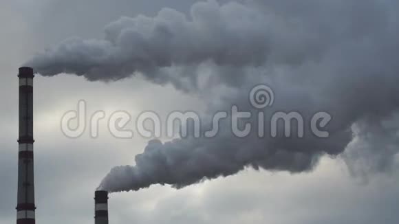 工业烟囱向天空排放有毒污染物污染环境4K视频的预览图