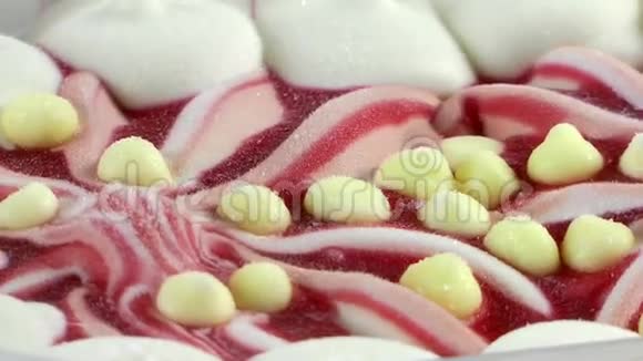 草莓冰淇淋和白巧克力球视频的预览图