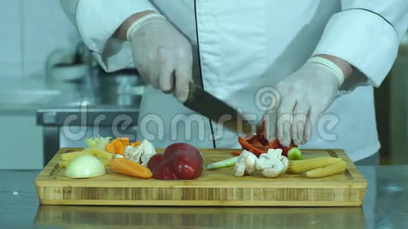厨师切新鲜美味的蔬菜做菜视频的预览图