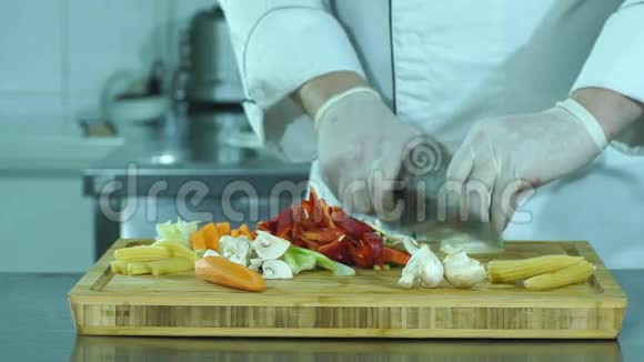厨师切新鲜美味的蔬菜做菜视频的预览图