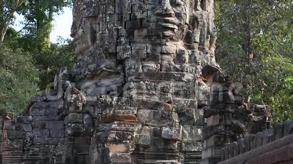 柬埔寨吴哥窟寺庙建筑群古墙上下浮雕视频的预览图