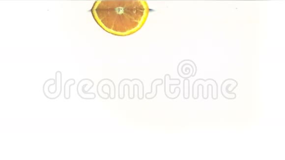 一片石灰一个橘子和一个柠檬以超慢的速度掉进水里视频的预览图