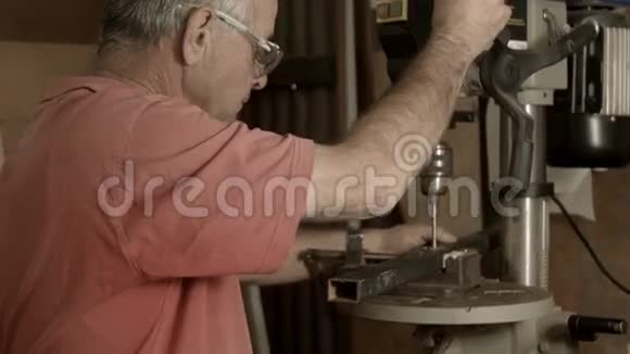 50岁至60岁的退休男子在业余工棚或木工车间工作视频的预览图
