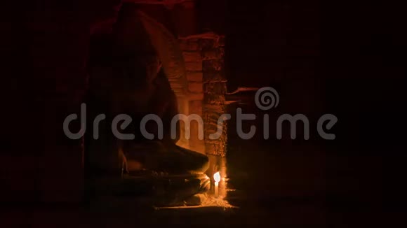 在一座古老的佛教寺庙的房间里用蜡烛照亮雕塑缅甸视频的预览图