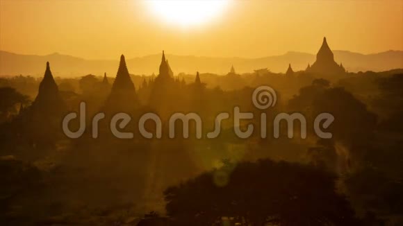 巴根的日落建筑群的俯视图缅甸视频的预览图