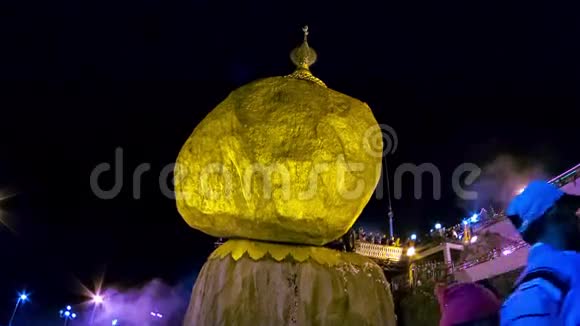 缅甸地标黄金岩夜景宗教圣地视频的预览图