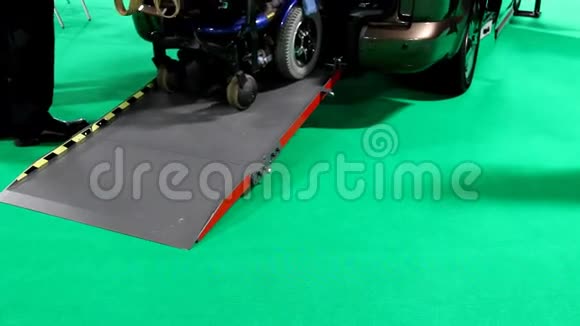 电动滑板车下车视频的预览图