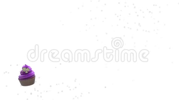 松饼在白色背景上从下到上移动装饰背景视频的预览图