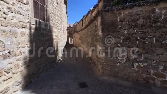 巴扎中世纪街区有石拱的小巷延省安达鲁西亚视频的预览图