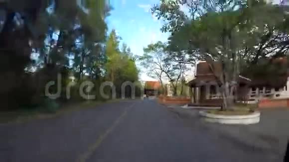 沿着泰国乡村公路骑行视频的预览图
