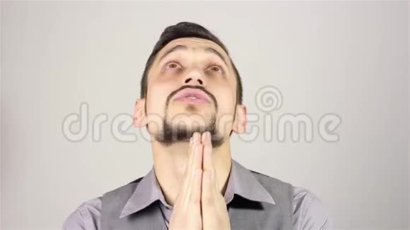 小胡子的人在祈祷请求上帝的帮助视频的预览图