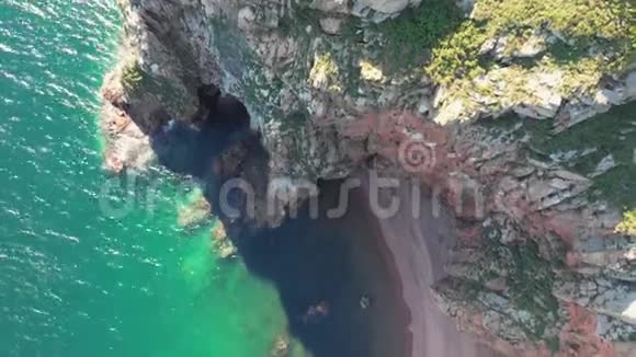 美丽的海景陡峭的岩石悬崖令人惊叹的蓝色海洋和岩石海岸无人机视频的预览图