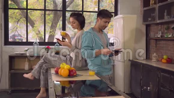 女人和男人在公寓里用小玩意视频的预览图