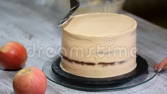 糕点厨师用奶油装饰蛋糕自制糕点烹饪糕点的概念视频的预览图