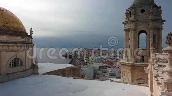 卡迪斯从西班牙安达大教堂塔俯瞰全景视频的预览图