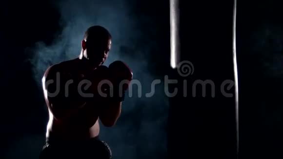 拳击运动员在拳击比赛中用重袋子视频的预览图