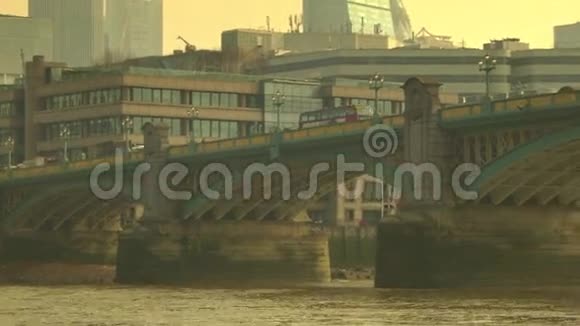 红色巴士在伦敦城市南华克桥的背景下经过视频的预览图
