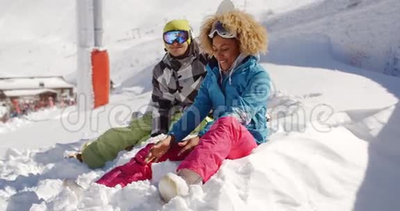 年轻夫妇在滑雪场的雪地里玩耍视频的预览图