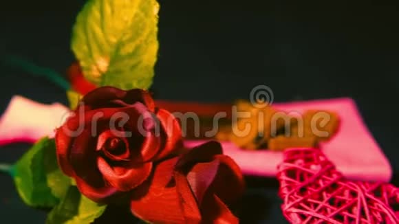 情人节快乐有玫瑰巧克力和蜡烛燃烧镜头视频的预览图