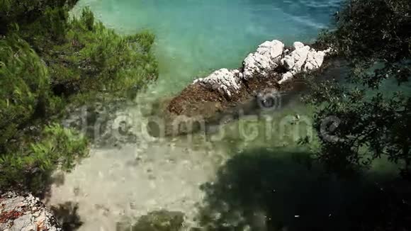 克罗地亚亚得里亚海海岸的小海湾视频的预览图