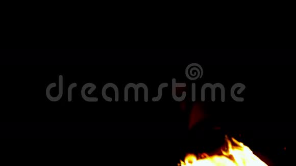 火舞者在黑暗中把火从他的脸上带过去视频的预览图