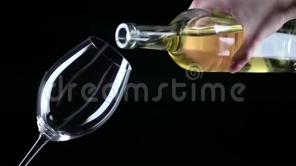 白葡萄酒被倒入酒杯中黑色特写慢镜头视频的预览图