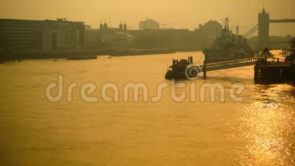 日出时塔桥和泰晤士河全景视频的预览图