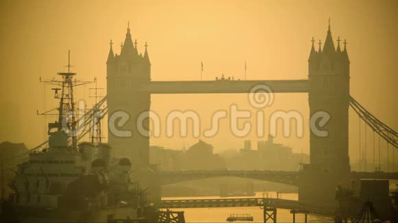 早晨橙色阳光下塔桥的交通视频的预览图