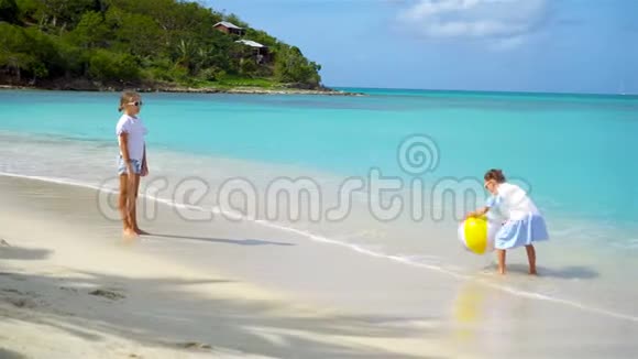 小可爱的女孩在海滩上玩球视频的预览图