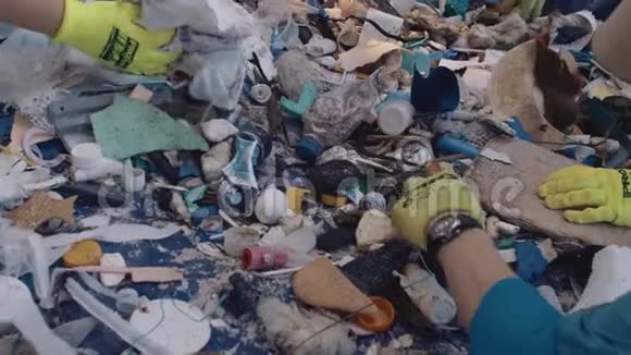 海滩上的海洋垃圾塑料视频的预览图