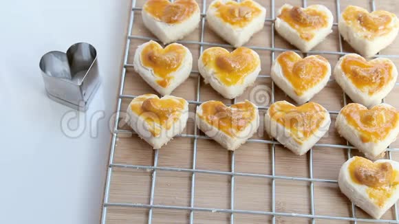 心形饼干与腰果或新加坡饼干在白色背景为情人节元素的概念设计视频的预览图
