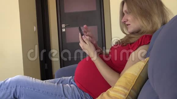 玩的孕妇在手机上拍照视频的预览图
