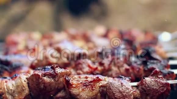 烤肉串上烤肉特写镜头烹饪什什烤串烧烤派对食品视频的预览图